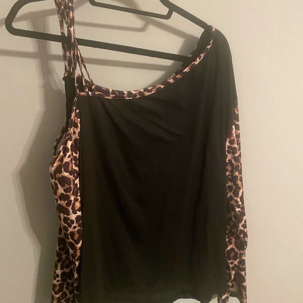 Black w leopard print sleeve. One side off shoulder